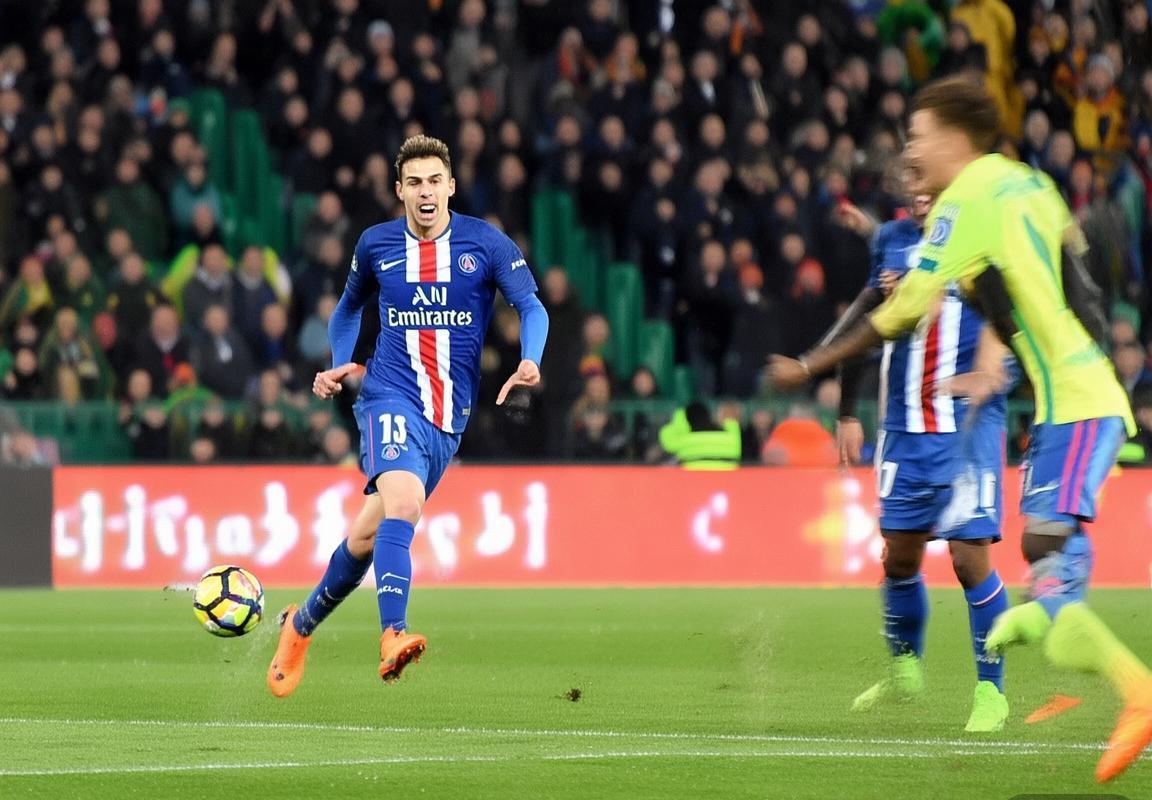 巴黎圣日耳曼VS甘冈：激情对决，新秀闪耀，战术智慧火花四溅(图2)